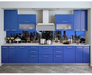 Кухня с фасадами из пластика синего цвета
